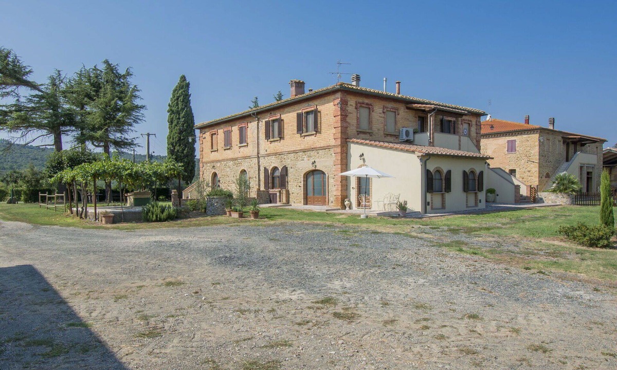 Pomarance Villa | Nice apartment in villa for 12 people with A/C, WIFI, TV, patio and pets allowed