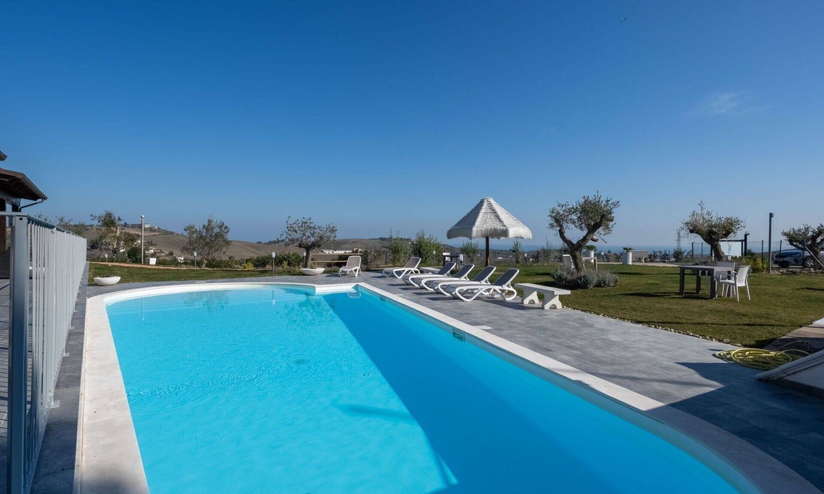 Silvi Villa | Nice apartment in villa for 4 people with WIFI, A/C, pool, TV, patio and pets allowed