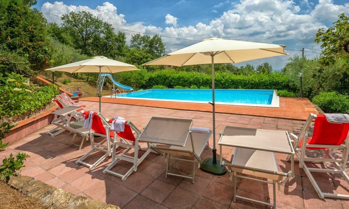 Loro Ciuffenna Villa | Nice apartment in villa for 6 people with WIFI, pool, TV, balcony, pets allowed and parking