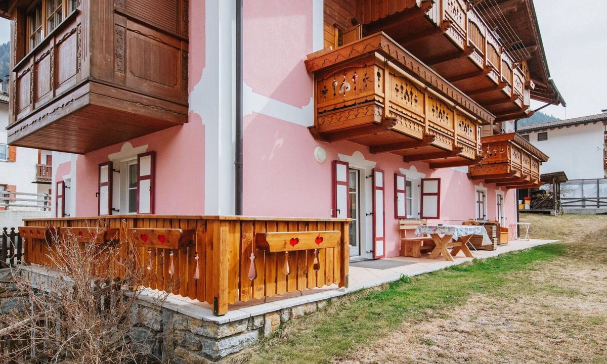 Pozza di Fassa Apartment | Nice apartment for 6 guests with WIFI, TV, terrace, pets allowed and parking