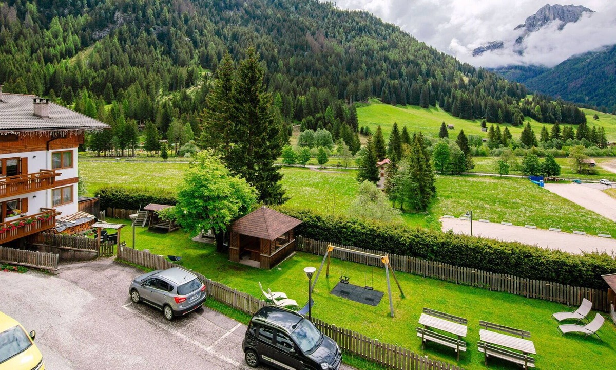 Pozza di Fassa Apartment | Nice apartment for 6 guests with WIFI, TV, balcony, pets allowed and parking