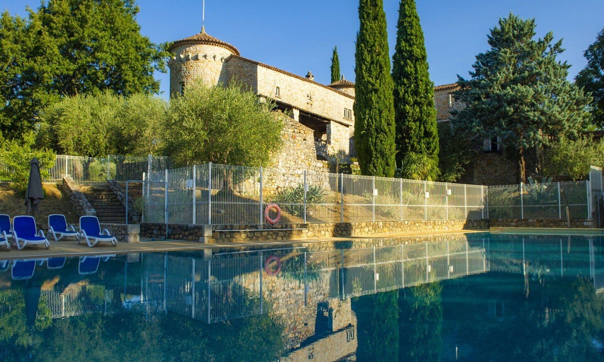 Casteljau Apartment | Nice apartment with pool, internet, TV, balcony, pets allowed, panoramic view and parking