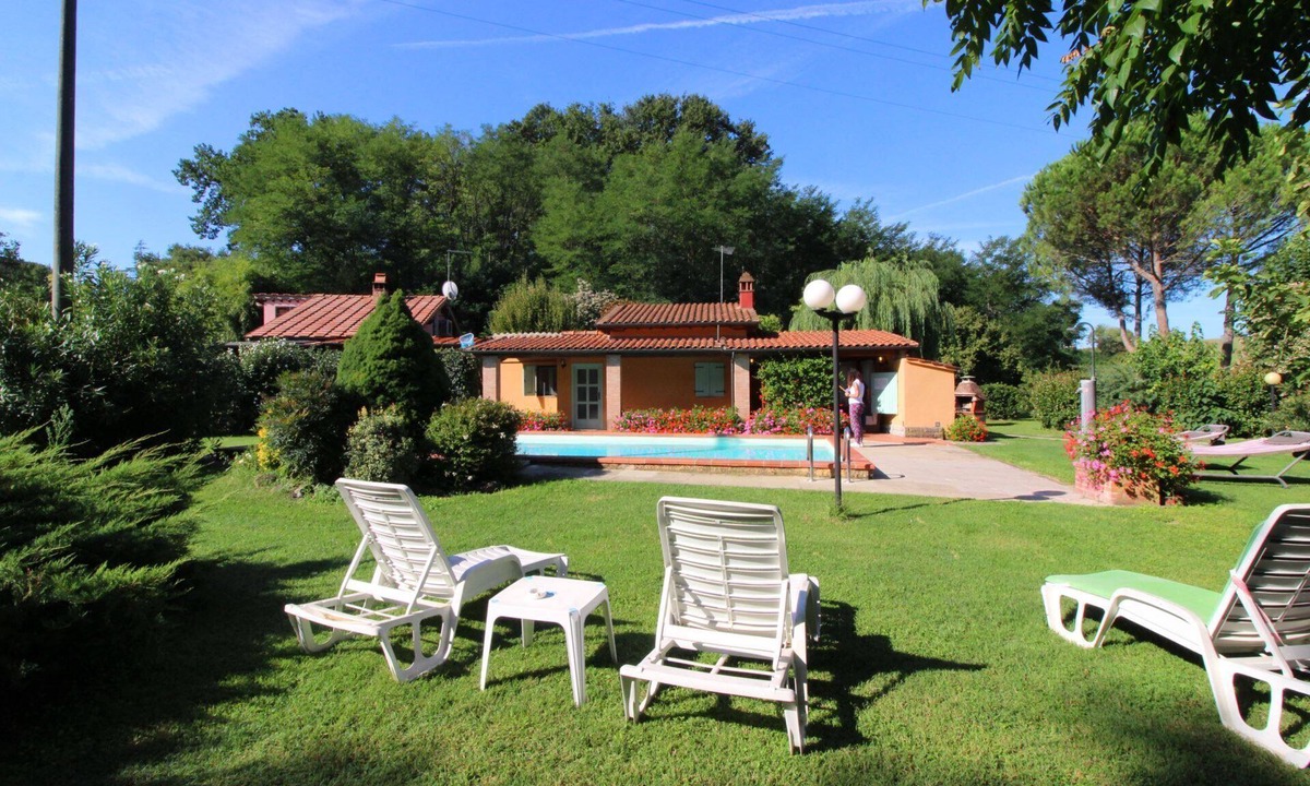 Bucine Villa | Nice cottage ideal for couples, large enclosed garden with private pool. Pets are welcome. Bucine is