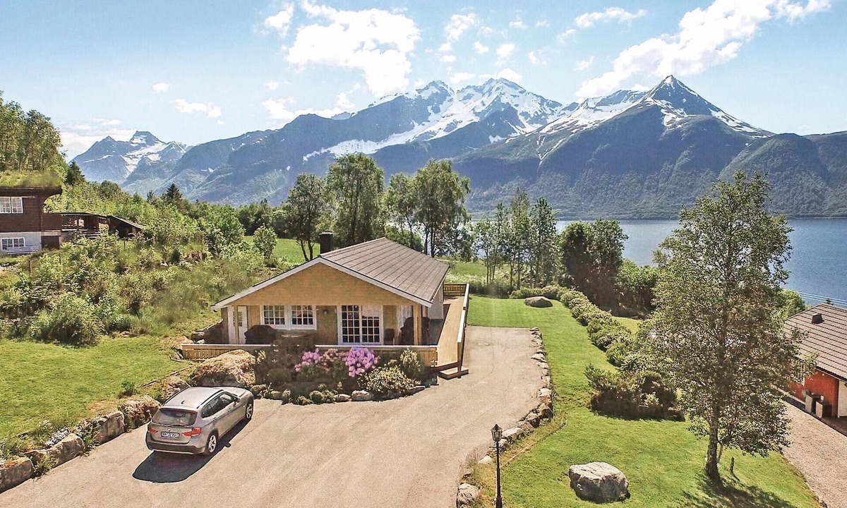 Hundeidvik House | Nice home in Hundeidvik with house sea view