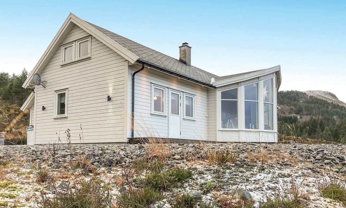 Selje House | Nice home in Stadlandet with house sea view