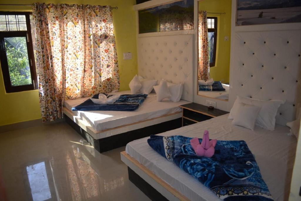 Dal Lake Hotel | Nice One Palace