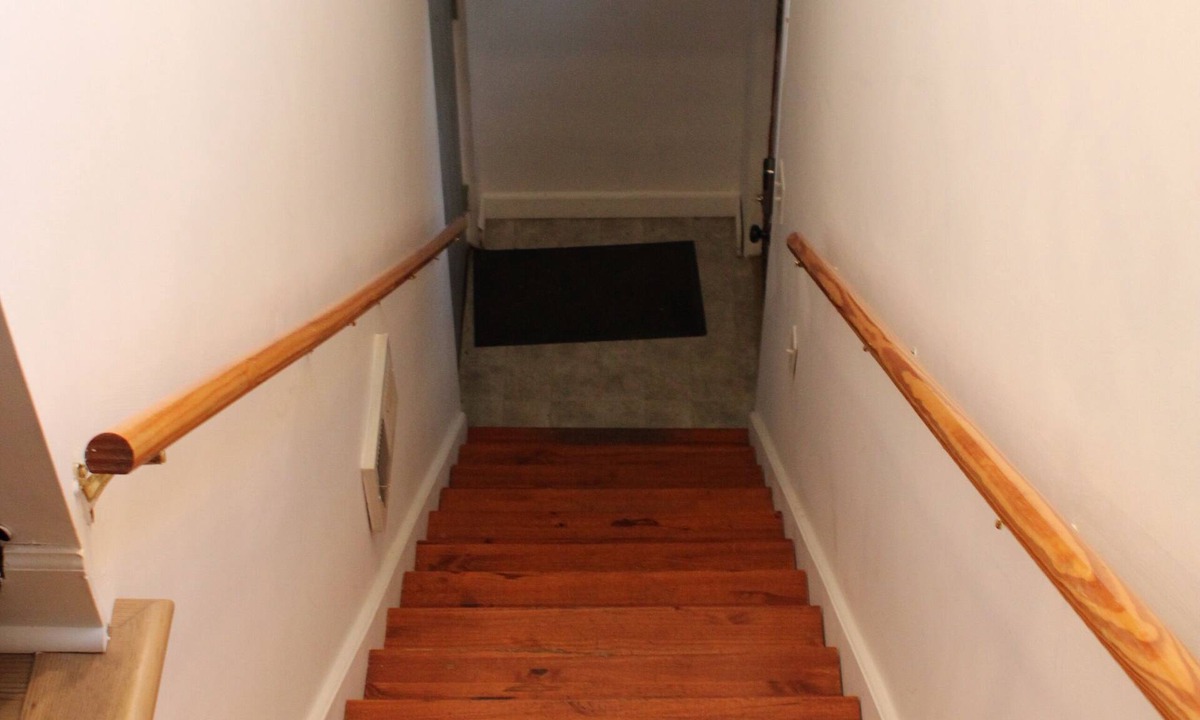 Mapleton/Fall Creek Cottage | Nice quiet 1 bedroom Queen bed Carriage House in historic neighborhood.