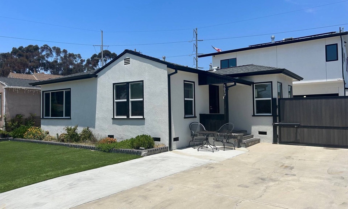 Del Aire House | Nice two bedroom home near, beach, So-fi & LAX