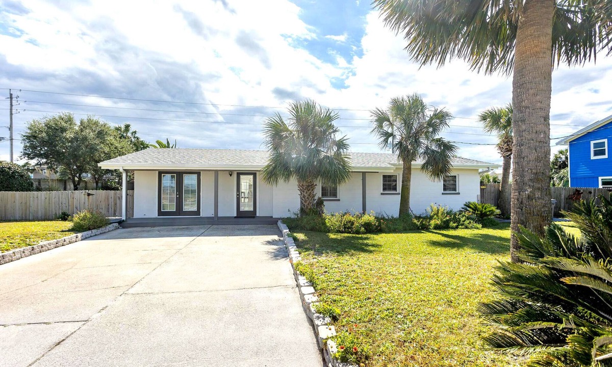 Villa Segunda House | Nicely decorated 4 bedroom Sound View Home w/Large Back Yard! Pet friendly!