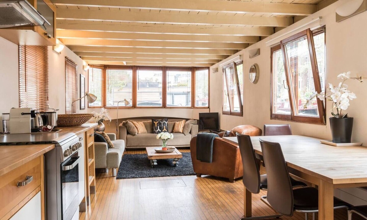 Jordaan Boat Rental | Nicely decorated houseboat-apartment at the canal district in the historic old centre of Amsterdam.