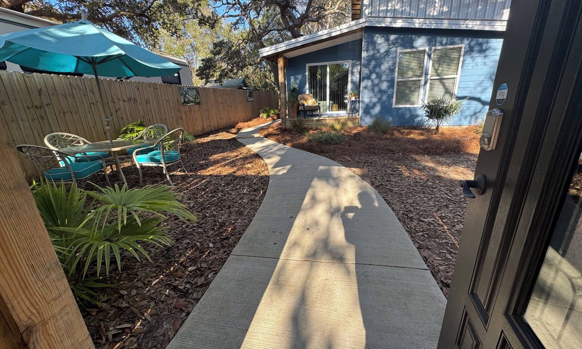 Niceville House | Niceville FL Charming 2-bedroom house with WiFi, AC OUTDOOR kitchen and LR