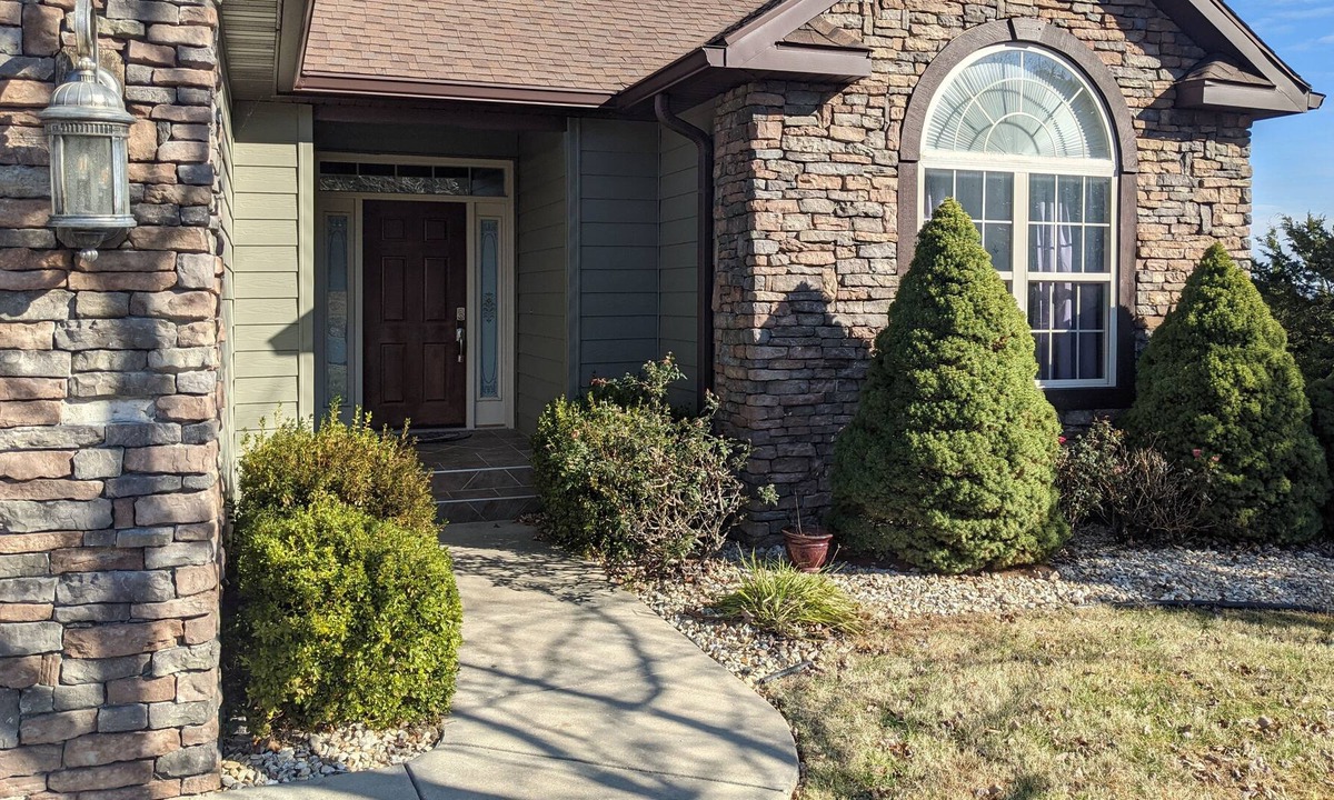 Branson West Condo | Nightly Specials! Spacious OzarksHome ~ HiSpeedWiFi ~ OutdoorPool ~ Close to SDC
