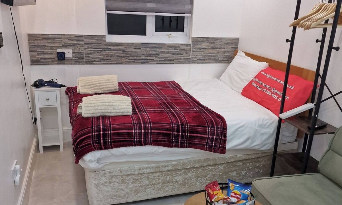 Luton Apartment | NightRest Homes Studio Parking +5 Minutes AirPort
