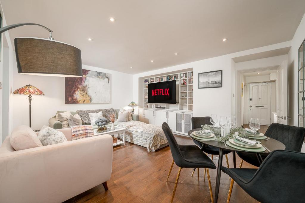Redcliffe Apartment | Niru Experience Hidden Gem In Chelsea 2BD 2BA