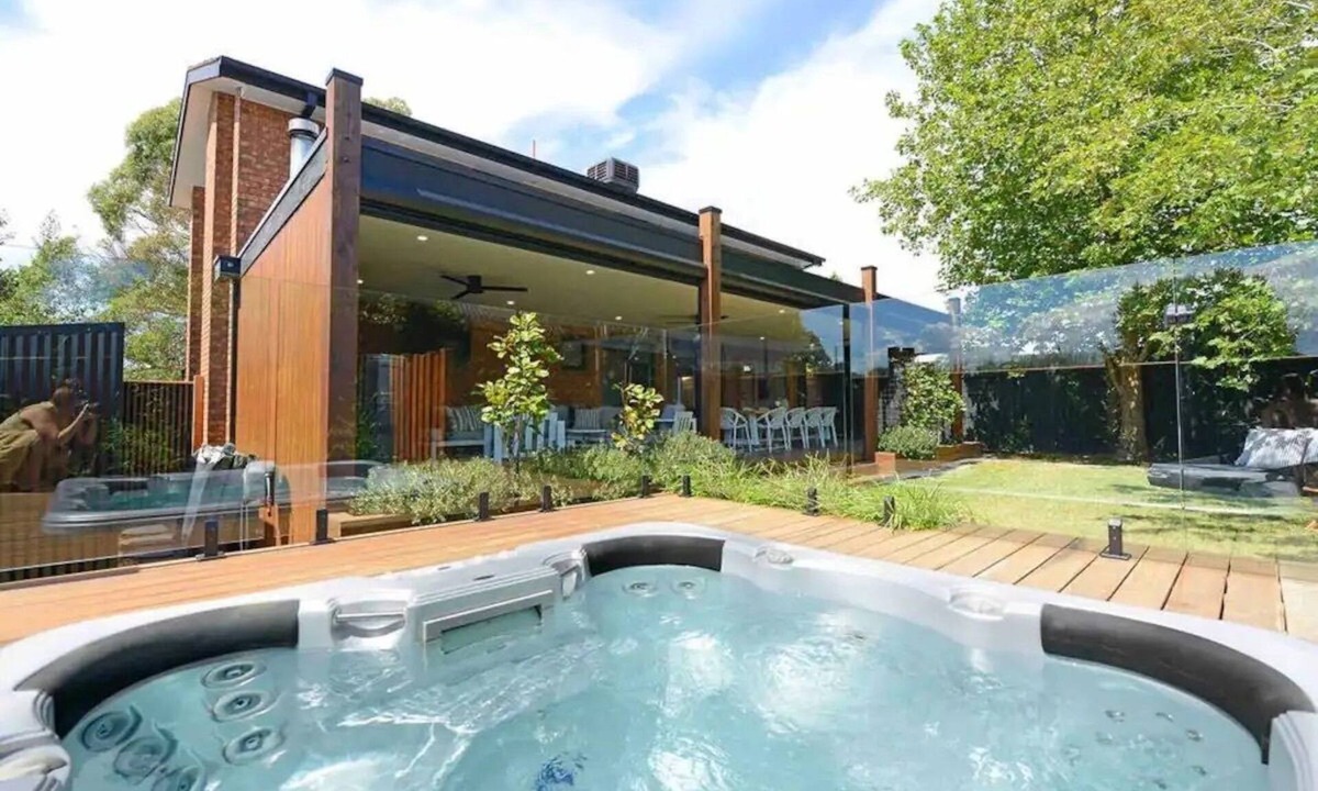 Frankston East House | Nirvana Retreat - Large modern 5 bedroom house with outdoor spa