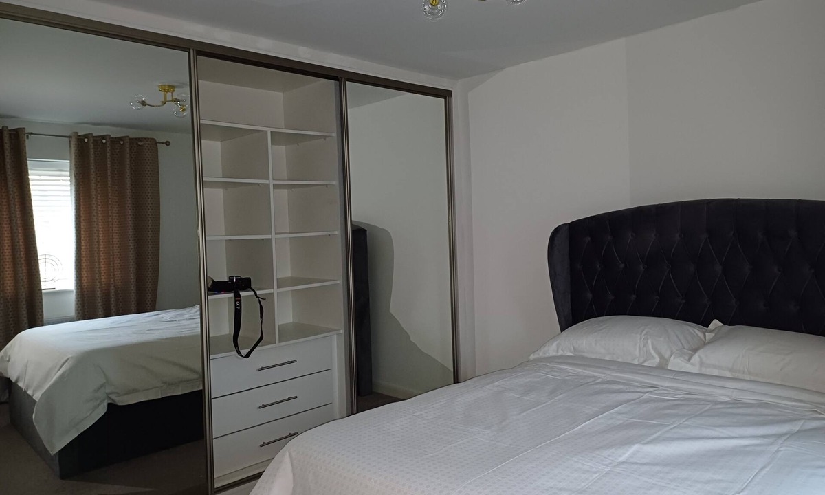 Newport Pagnell House | Nirvarna - Luxury 5-Bedroom, Fast Wifi, Free Parking, Smart TV, Garden