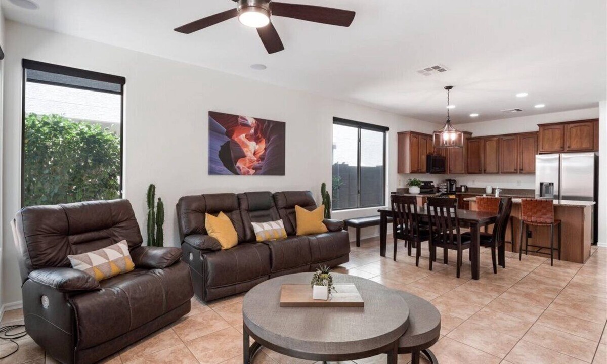Cortina House | No Cleaning Fee! Spacious 4-bedroom, 2 Living room, Communal pool.