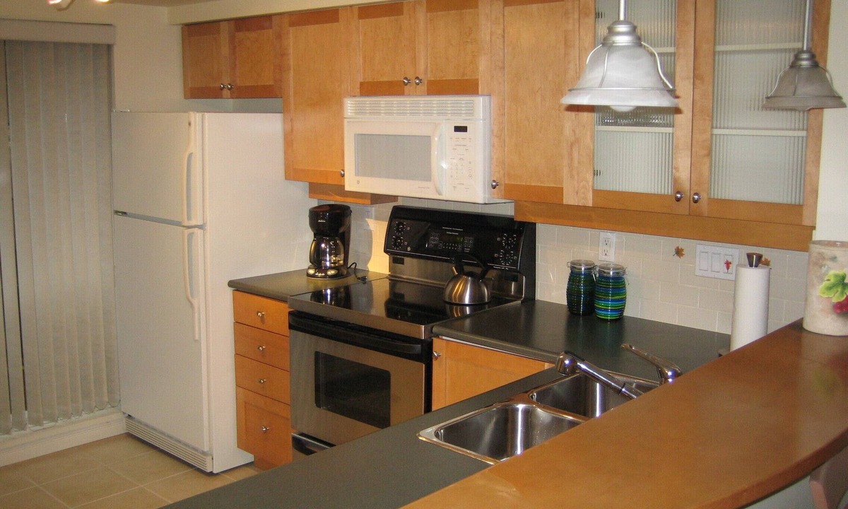 Lower Lonsdale Apartment | No elevators ! unique 1 bedroom City townhouse / with 2 bathrooms, garden pet ?