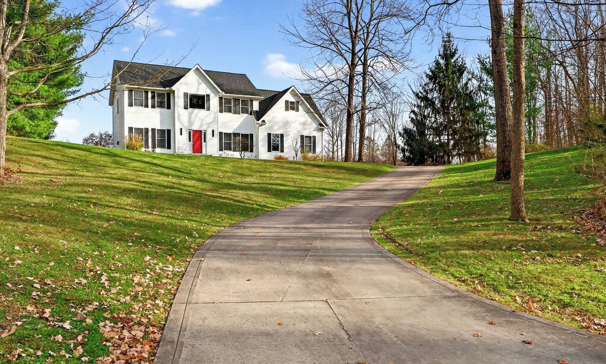 Chesterland House | -NO FEES- Spacious Chesterland Colonial