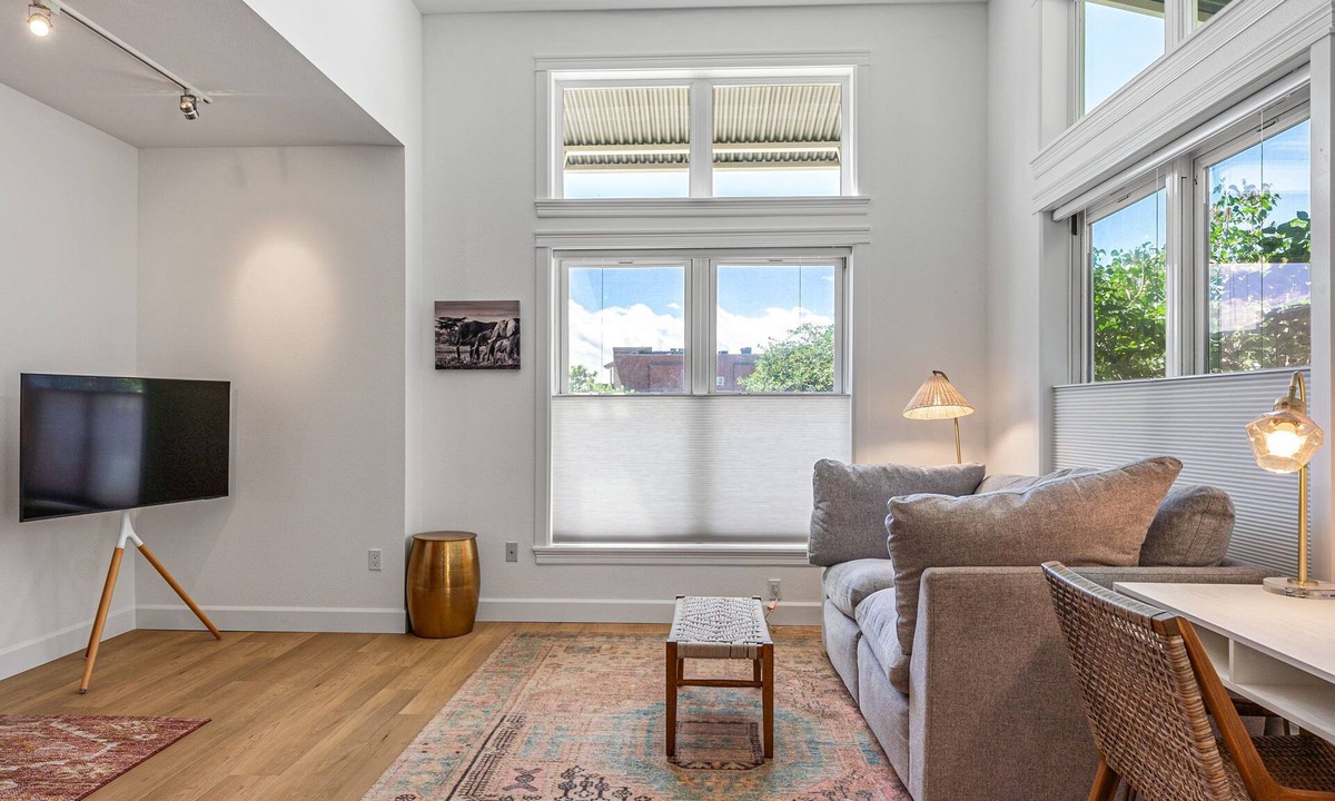 North Broadway - Holiday Condo | No Stairs-Bright NoBo ground floor condo in walkable Holiday neighborhood