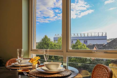 Canton House | Noah Suite I Central 2BR I Sleeps 6 I Close to Cardiff Football Stadium I Cardiff City Centre I Principality Stadium I Cardiff Castle I WiFi I Parking and Easy Access to Barry Island