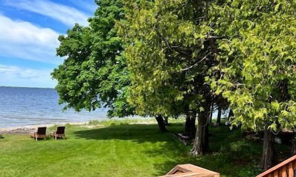 Escanaba Cottage | Noc's Landing: Sun-Soaked Days & Starry Nights – Your Summer Escape Awaits!