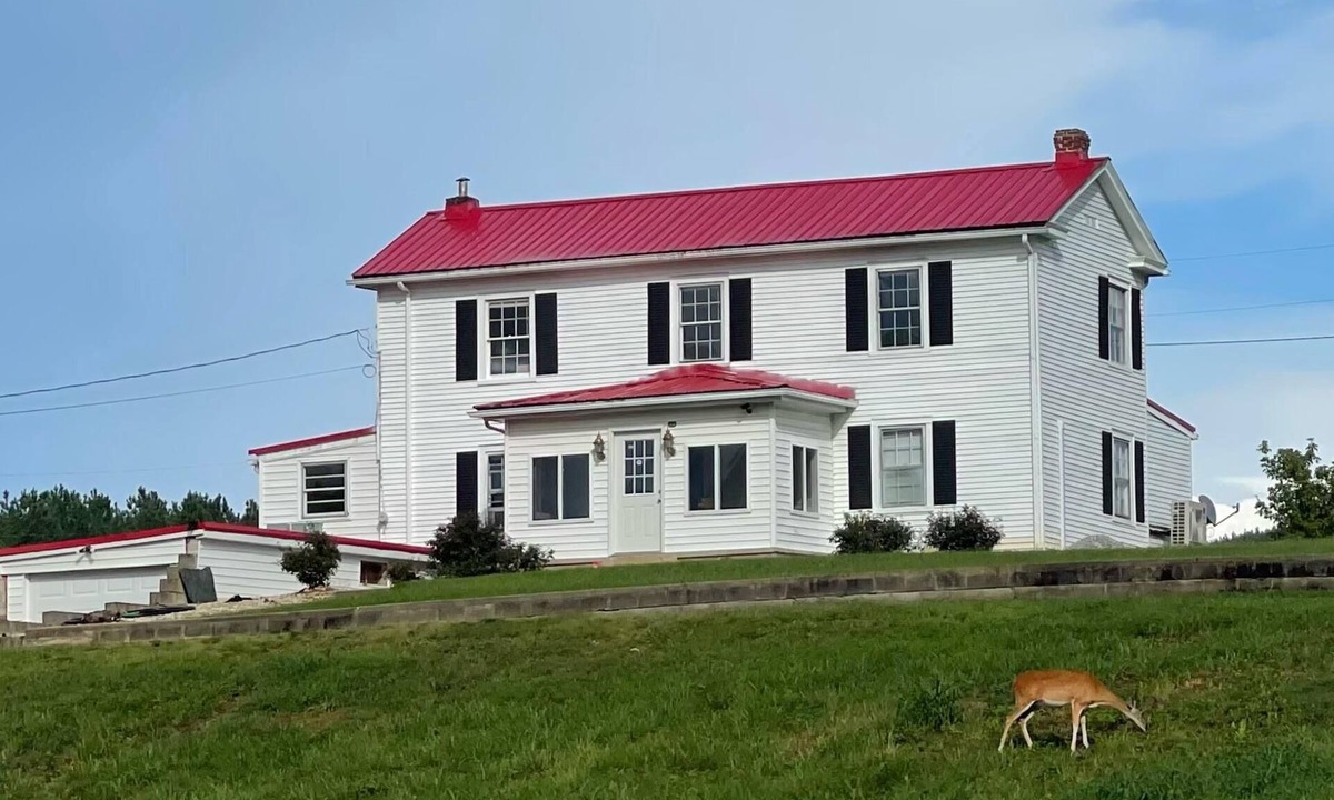 Piney Mountain House | #NoCleaningFee! Pool Table, Hot tub, fireplace overlooking Wreck Island Creek