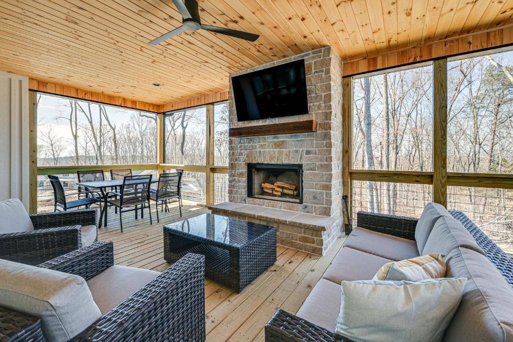 Clarkson House | Nolin Lake Views: Spacious Home in Clarkson!