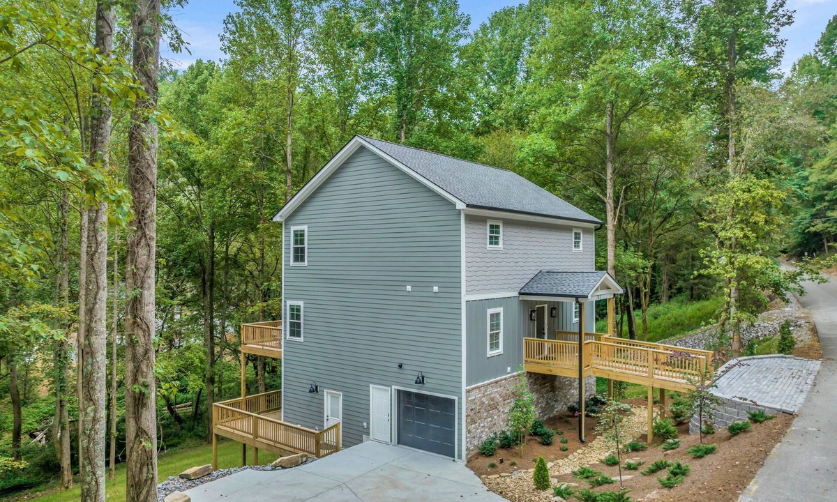 Lancaster House | Noon CHECK IN, 2pm CHECK OUT at Center Hill Lake, 3 Family Suites, sleeps 13