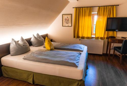 Eching Hotel | Noon Mirch Hotel Restaurant
