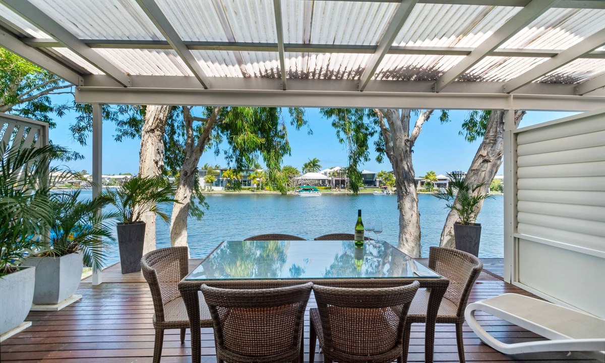 Noosaville House | Noosa Entrance 3 Bedroom Waterfront Townhouse