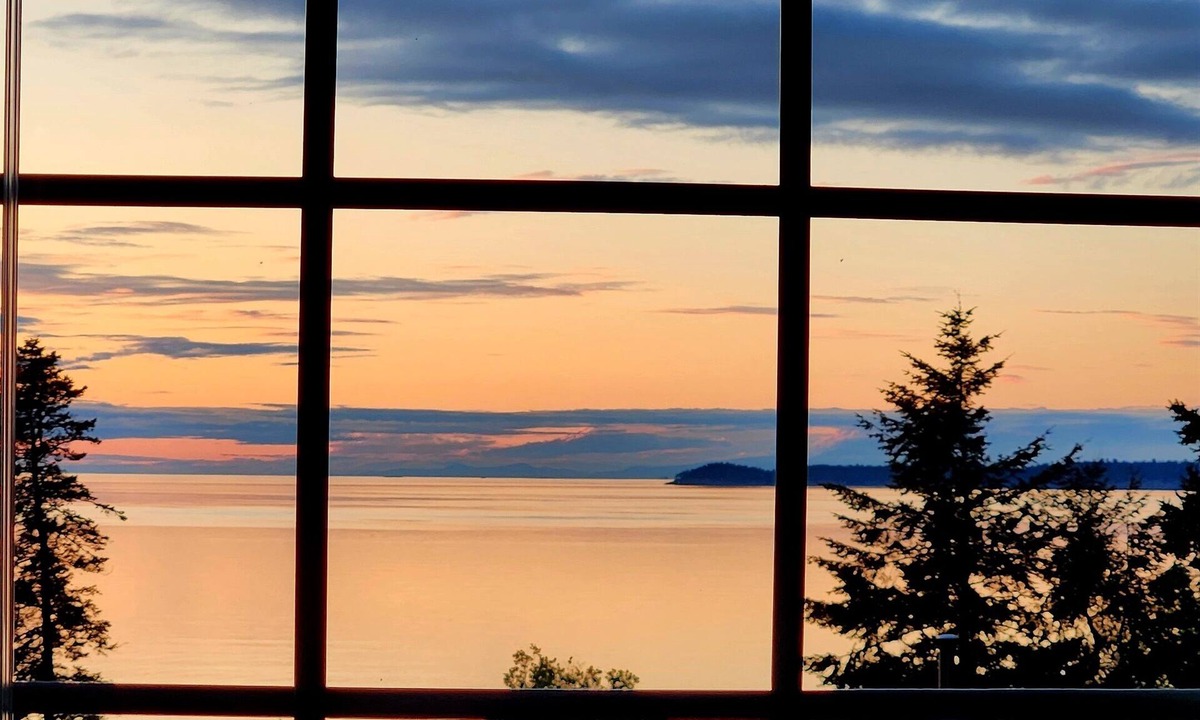 Eastsound House | North Beach Outlook- Stunning Sea & Sunset views, Lush Garden Retreat.