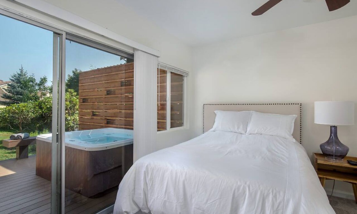 North Bend Apartment | North Bend Downtown Suite with private back yard, hot tub. NO FLOOD IMPACT