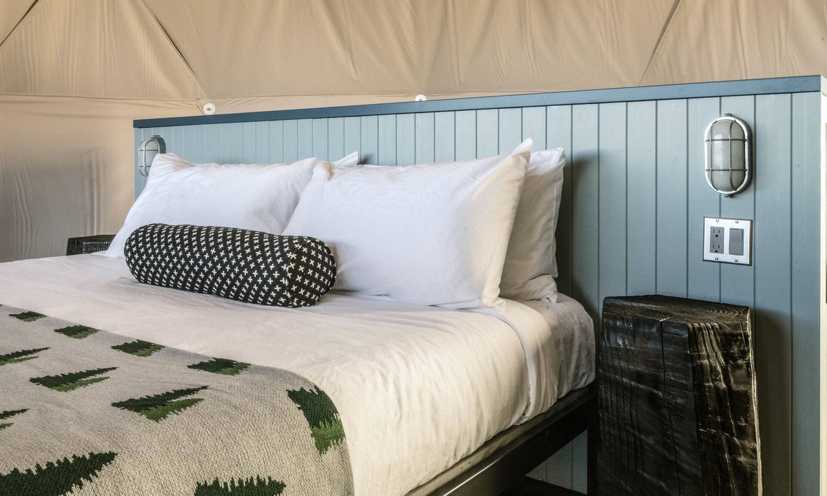 Tierra Del Mar Cabin | North Cape Hideaway Dome, King - w/SHARED Luxury Bathhouse Access