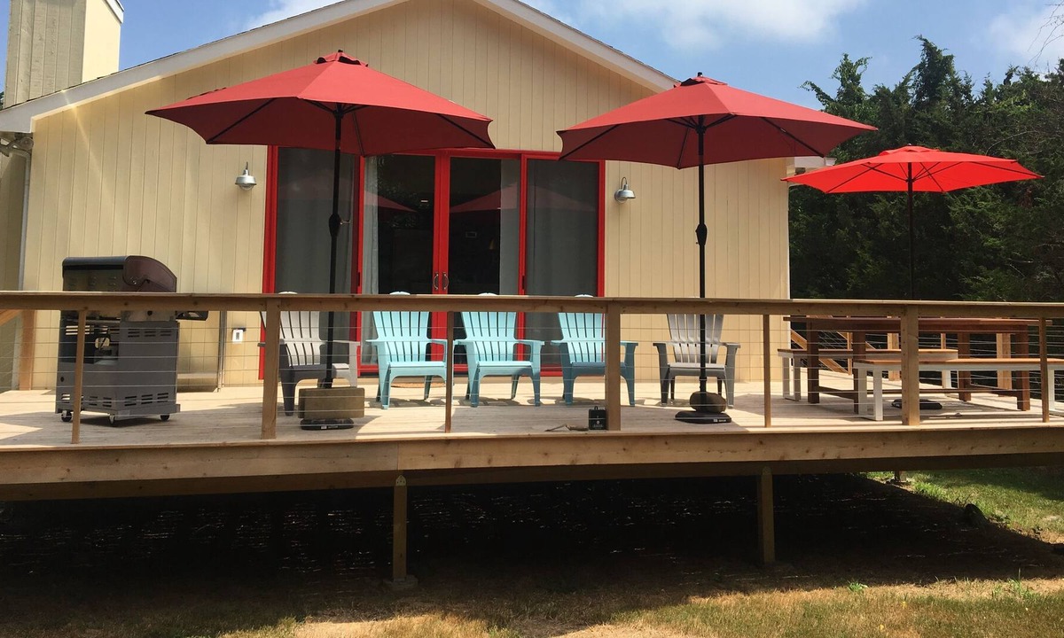 Aquebogue House | North Fork, Aquebogue. Walking distance to vineyards. Short drive to beaches