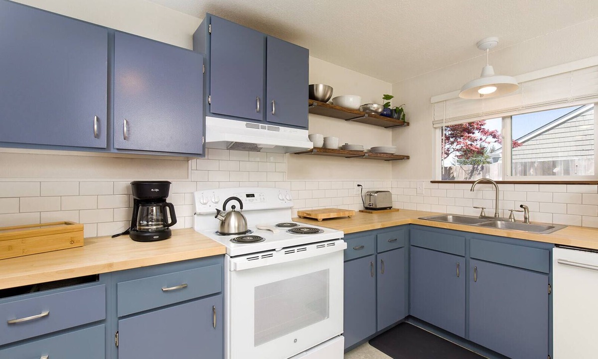 Greenside Park Cottage | 🐶 North Fork Cottage: Convenient, Pet friendly, Modern Furnishings!🌲