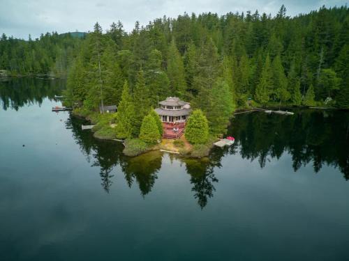 Egmont House | North Lake Waterfront Home by EMR Vacation Rentals