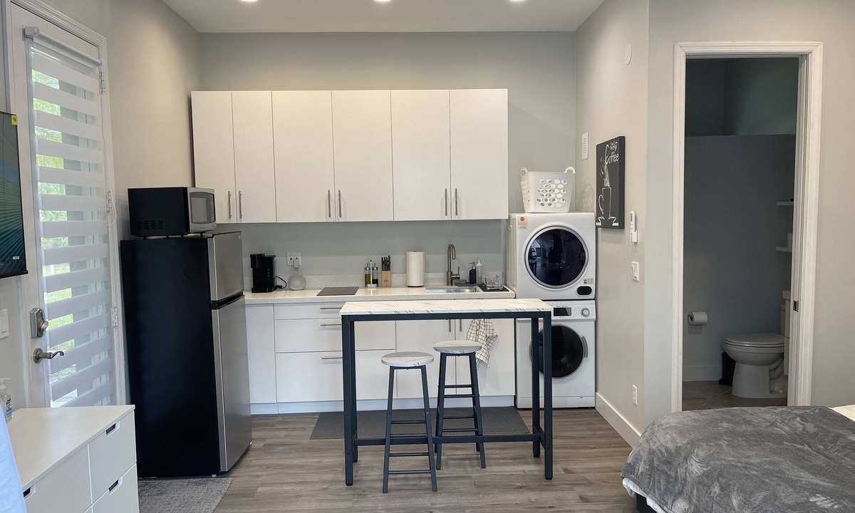 Palm River Estates Apartment | North Naples Studio 10 minutes drive to the beach