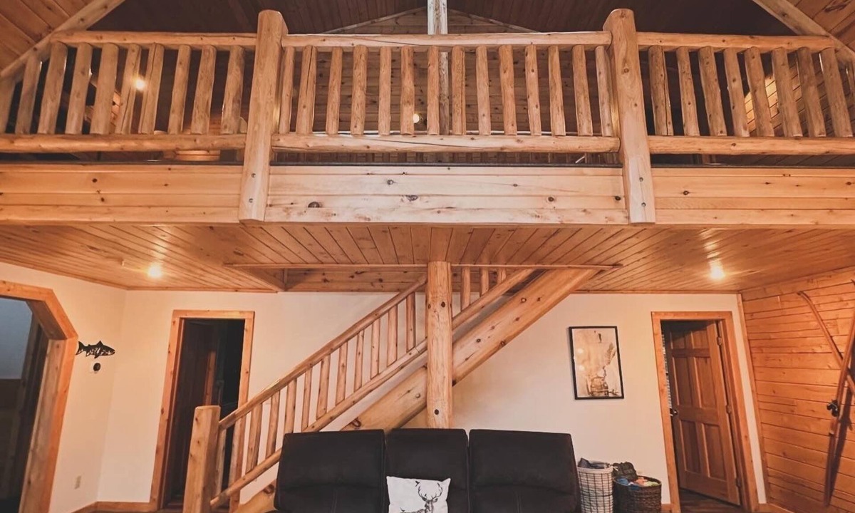 Williamsburg House | North Pines Lodge Private Hot Tub Private Sauna and hiking trails!