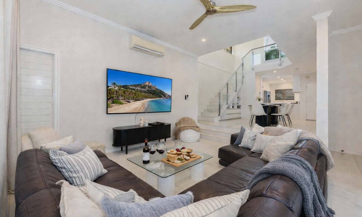 North Ward House | North Ward Beachside Home, Townsville | 4BR | 2 King Beds | Walk to Strand