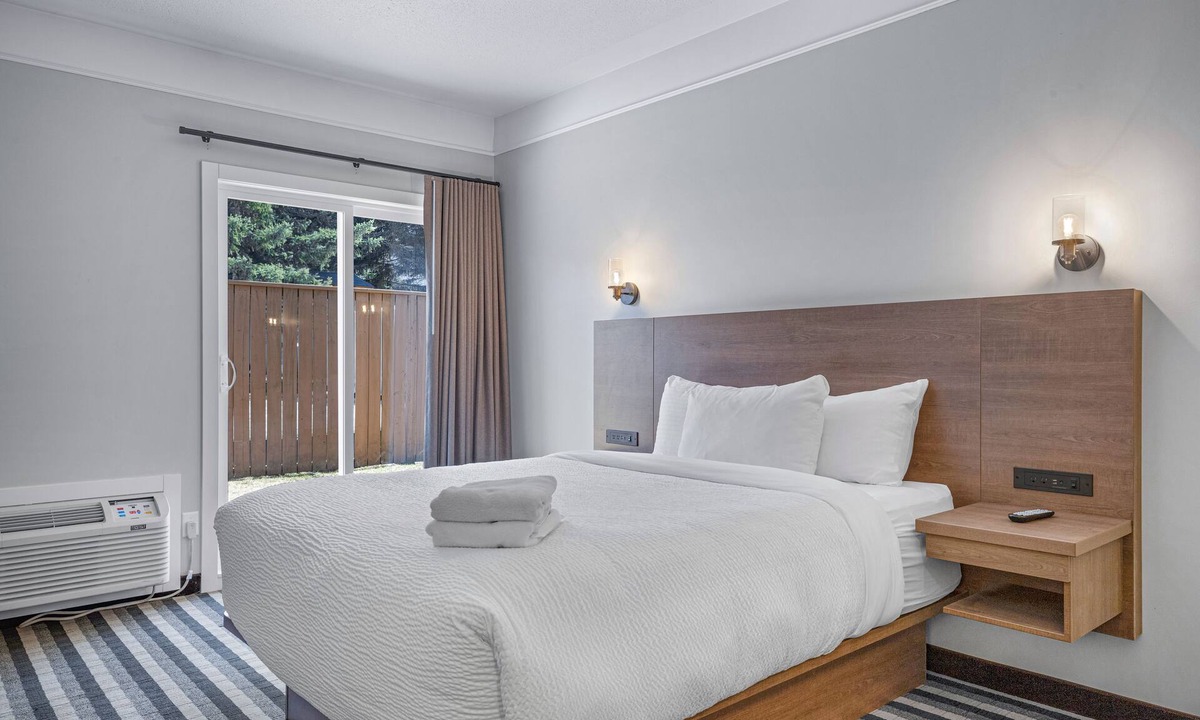 Canmore Hotel | Northwinds | Double Queen + King Adjoining Room