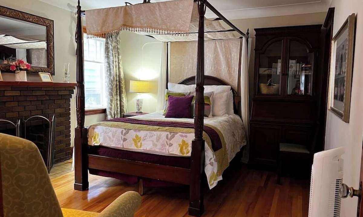 North End Apartment | Nostalgic 1930's Oasis Boutique Style - Downtown