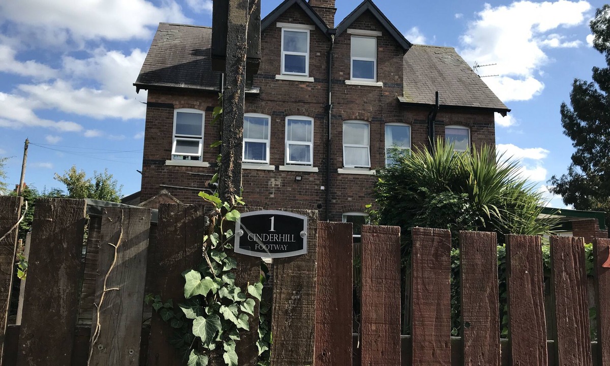 Newark upon Trent House | Nottingham Spacious Modern Home with Netflix & massive garden