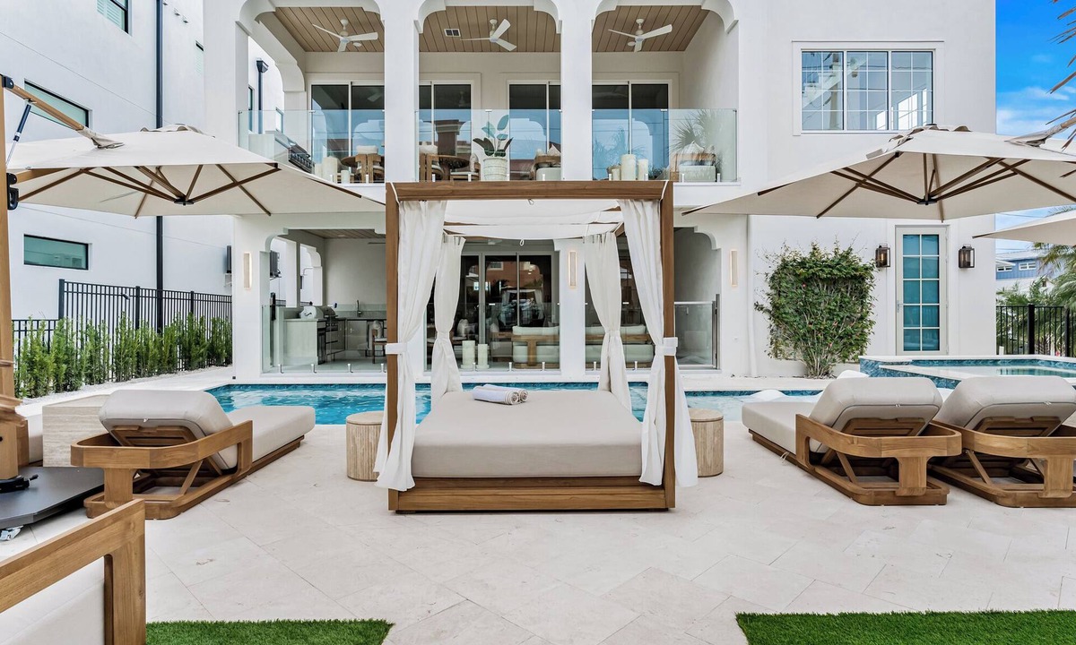 Indian Rocks Beach Villa | NOVA-New Luxe Beach Villa-Sleeps 54-Steps to the Beach-Pool,Spa & Jacuzzi Resort