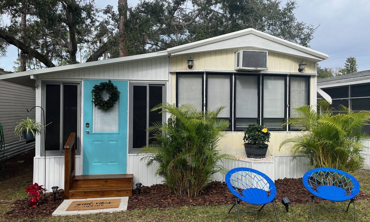 Venice House | Now accepting 2025 reservations-Relax and recharge at this fun community.