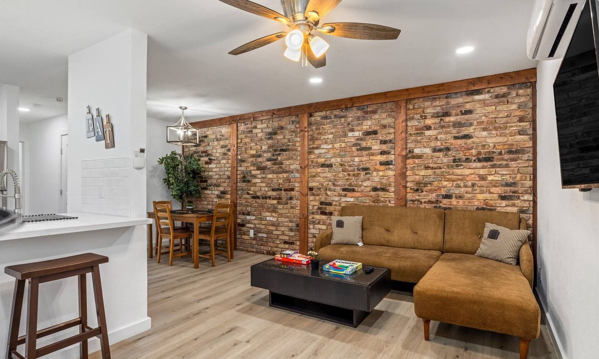 Neartown Apartment | Nr Midtown Museums Montrose Apt | Desk WiFi Games