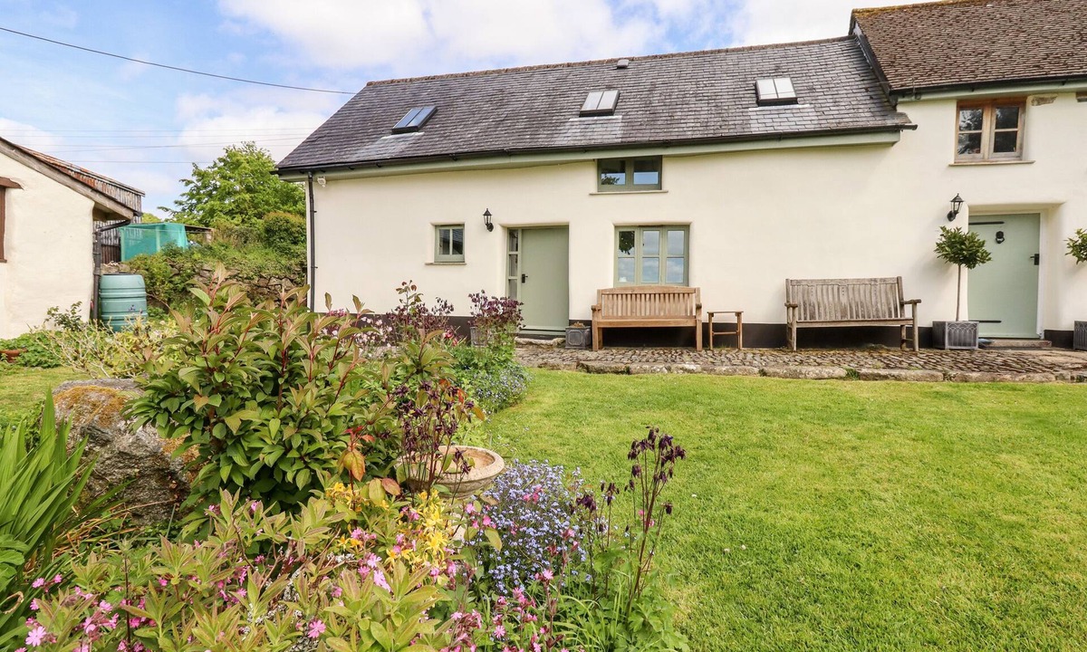Okehampton Cottage | NUTHATCH COTTAGE, pet friendly, with a garden in Okehampton