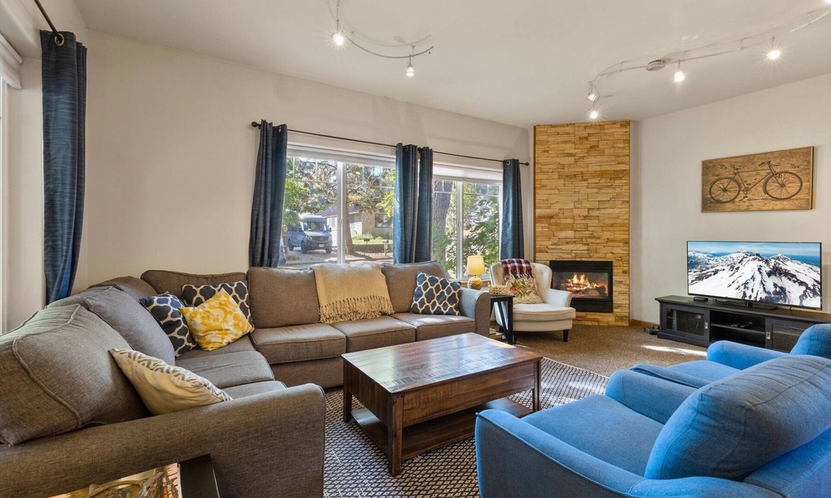 River West House | NW Lexington | River West | pet (dog) friendly hot tub