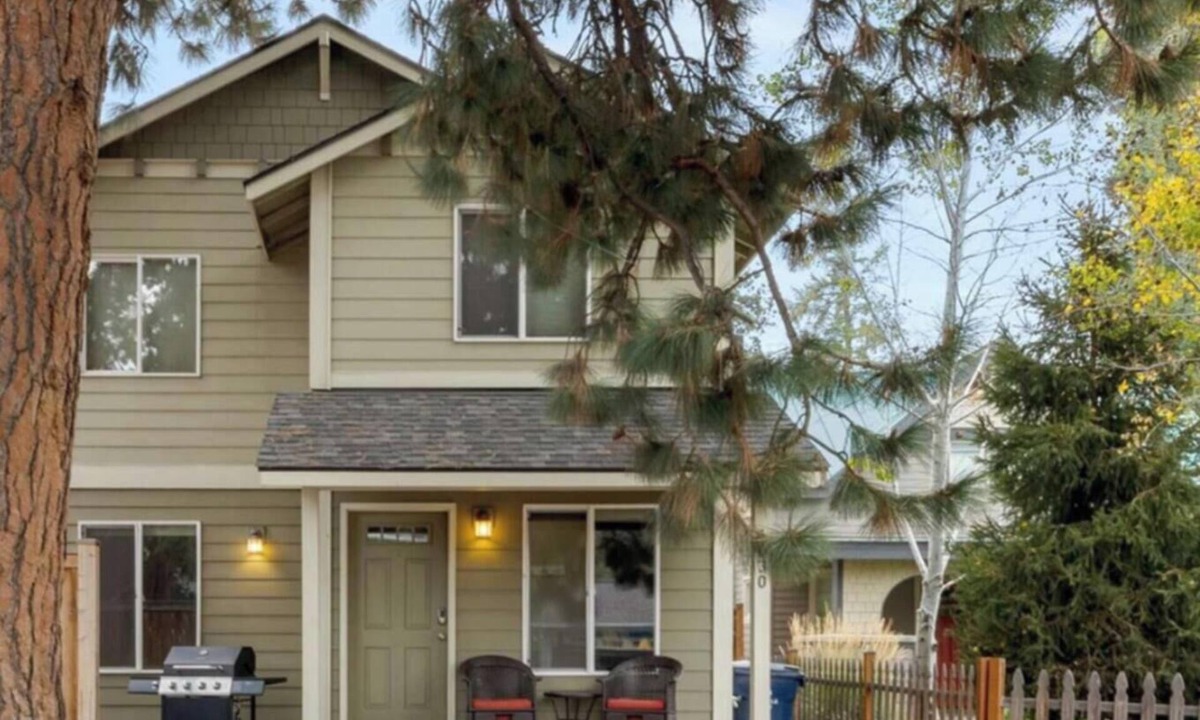 River West House | NW Union | River West, Blocks to Downtown, Hot Tub pet (dog) friendly