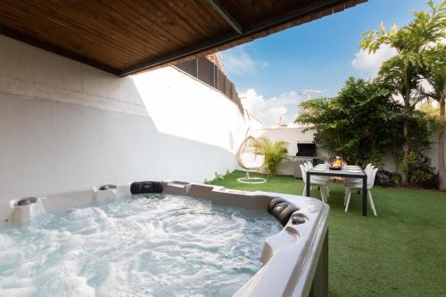 Rishon LeTsiyon House | O&O Group -Beachside Villa w Private Jacuzzi